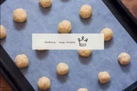 Cover the baking sheet with baking paper and roll ...