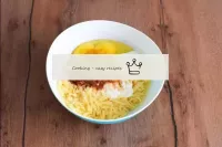 Dans un bol, mélanger le fromage râpé, les œufs, l...