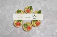 Además, decora las tartaletas con frascos de limón...