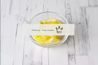 柠檬用杯子切碎，每个杯子切成4个部分。...