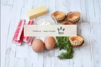 カニの棒、チーズ、卵でタルトを作る方法は？製品を準備します。タルト：大、中、小。タルトのサイズに応じ...