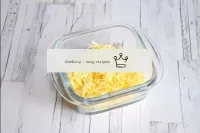 Frotter le fromage sur une râpe grande ou moyenne....