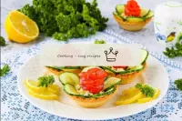 Red fish and cucumber tartlets...