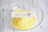 在中磨碎的奶酪上擦拭。然后立即将其转移到沙拉中，然后将质量混合在一起。...