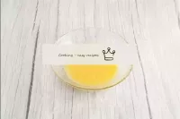 Яєчні жовтки з'єднайте з цукром і ванільним цукром...