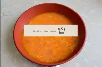 Ajouter la pâte de tomate et verser l'eau. Tout mé...