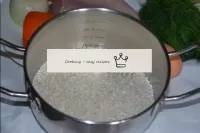 Lavare il riso più volte. Riempire l'acqua e cuoce...