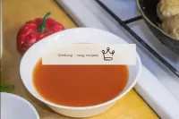 Для соуса разведите в глубокой тарелке томатную па...