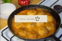 鍋にミートボールをトマトソースで注ぎ、弱火で約10分煮る。あなたのストーブで正確な時間を決定します。...