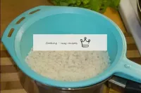 Incliner le riz bouilli sur la passoire et laisser...