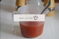 No copo de água quente, criamos pasta de tomate. ...