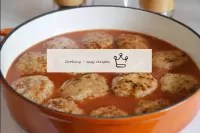 このソースでミートボールを注ぎ、ソテーパンを蓋で覆い、適度な熱で10分間煮る。...