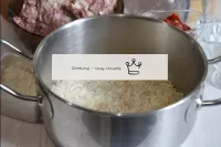 Jetzt machen wir Reis. Es muss bis zur Halbbereits...