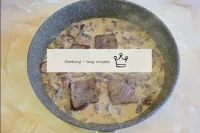 Remettez la viande dans la casserole et chauffez-l...