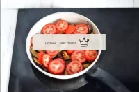 Mettre les tomates dans une casserole aux aubergin...