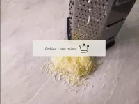 Frote el queso en un rallador pequeño. ...