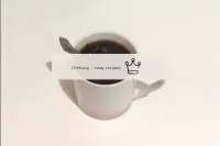 Al principio, se prepara el café, disolviendo una ...