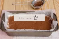 在上面用一層可可粉或磨碎的巧克力撒上提拉米斯。將我們的甜點送到冰箱中2-3小時或更長時間，直到奶油稍...