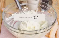 泡立て器またはヘラを使用して、粉でチーズをなめらかになるまでかき混ぜる。必要に応じて、ミキサーを使用...