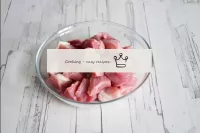 A carne de porco também é lavada e cortada em peda...