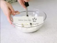 用酸奶油将凝乳放入碗中，在土豆泥压机的帮助下搅拌摩擦。...