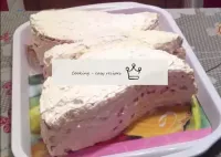 Laver un peu le haut du gâteau avec de la crème bl...