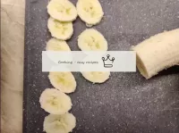 Éplucher la banane mûre et la couper en anneaux fi...