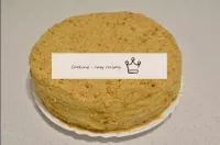 在蛋糕的頂部和側面洗澡。...