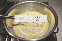 蛋黃用糖擦一點，加入所有其他食物，把碗放在水浴上。...