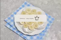 Mettez des tasses de bananes sur la couche de caro...