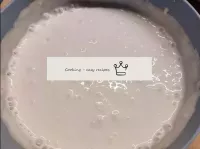 拿起填充物。在一個單獨的碗裏，連接酸奶油和糖，攪拌機5分鐘，直到所有的糖溶解。...