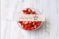 Cortar las fresas en trozos pequeños. ...