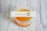 La gelatina versa 100 ml di acqua fredda e lascia ...