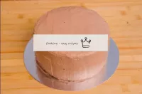 Mit der restlichen Creme bestreichen Sie die Torte...