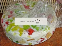 We release the cake from the cling film, it easily...