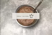 Adicione o chocolate refrigerado derretido à massa...
