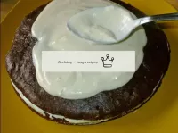 Krem tabakasını üst pastayla örtün ve üst pastanın...
