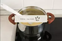 Mettre la casserole avec la masse obtenue à feu mo...