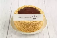 Un glaçage refroidi recouvrir le haut du gâteau. S...