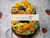 Decorar el pastel con frutas, y se puede llenar la...