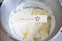 Use um mix para bater o creme de açúcar em um crem...