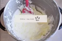 Pour la crème, fouetter la crème avec la poudre de...