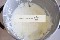 Fouetter la crème avec la poudre de sucre dans une...