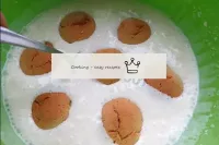 For 5-8 pieces, lower the balls into the cream, di...