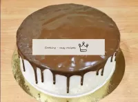 Sciacquare la torta con il cioccolato e con un cuc...