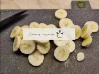 Schneiden Sie zwei große Bananen in kleine Kreise....