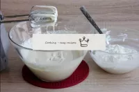 В молочную массу добавьте творожную и хорошо перем...