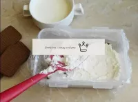 Cover the cake assembly utensils with cling film. ...