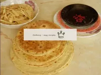 Cut the finished cakes with a knife into plates (o...