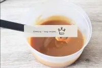 Préparer les ingrédients pour le caramel. Couper l...